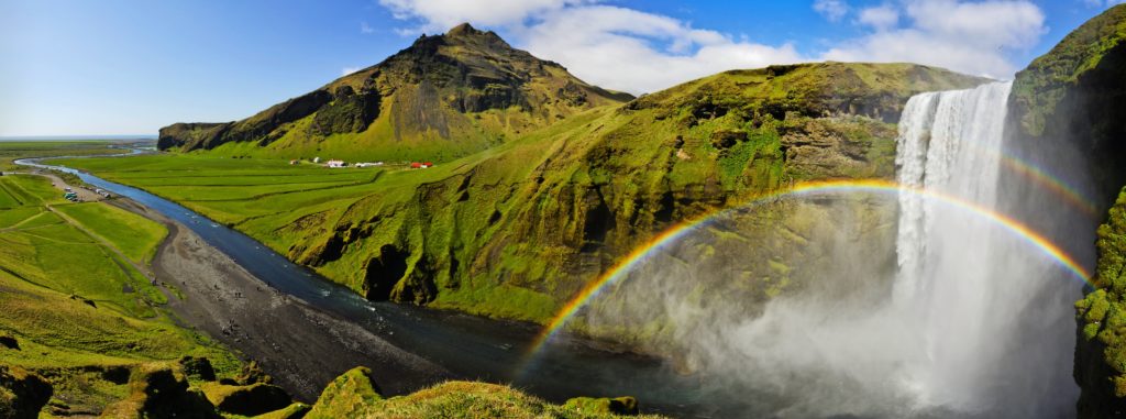 Panorama von Skogafoss mit Regenbogen