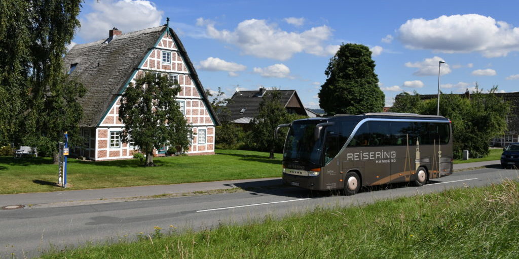 bus-vor-haus-im-alten-land