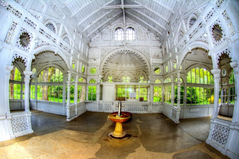 Historischer Trinkpavillon in Bad Salzbrunn (Polen) – architektonisches Kleinod im Kurpark.