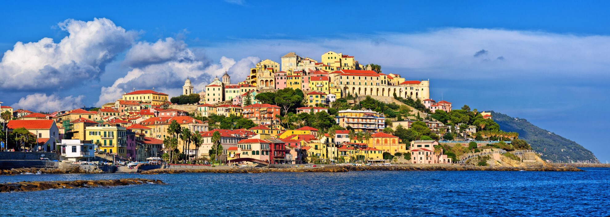 Bunte Altstadt von Cervo an der ligurischen Küste in Italien mit Blick auf das Mittelmeer
