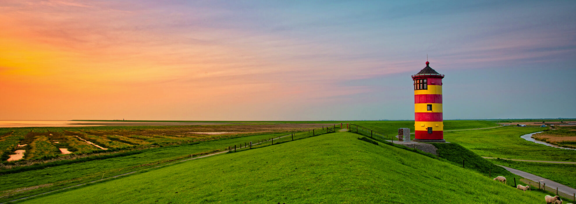 Leuchtturm Pilsum an der Nordseeküste – malerisches Wahrzeichen in Ostfriesland bei Sonnenuntergang