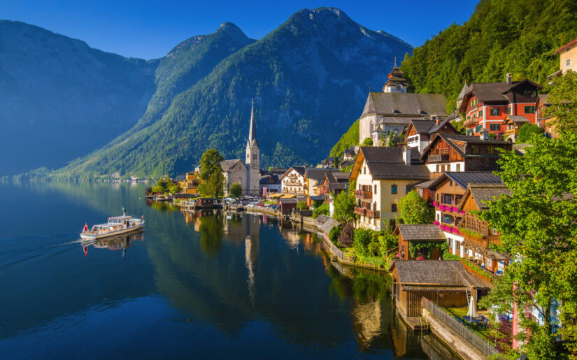 Malerisches Hallstatt im Salzkammergut mit Blick auf den Hallstätter See und die Alpen.
