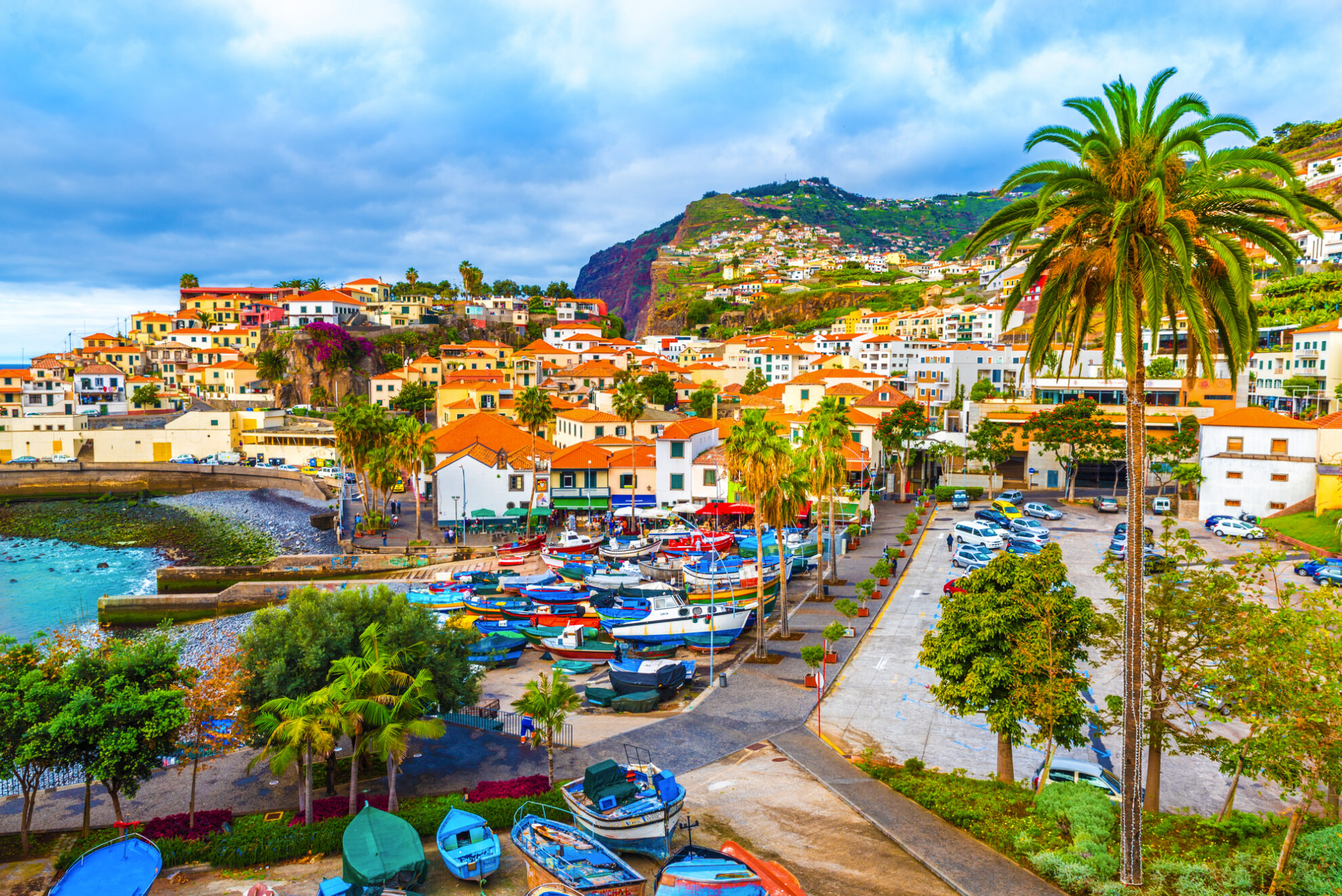 Bunte Fischerboote und charmante Häuser mit roten Dächern prägen den Hafenort Câmara de Lobos auf Madeira. Die Küstenstadt verbindet maritimes Flair mit mediterraner Lebensfreude – ein ideales Reiseziel für Erholung, Genuss und Naturerlebnisse.