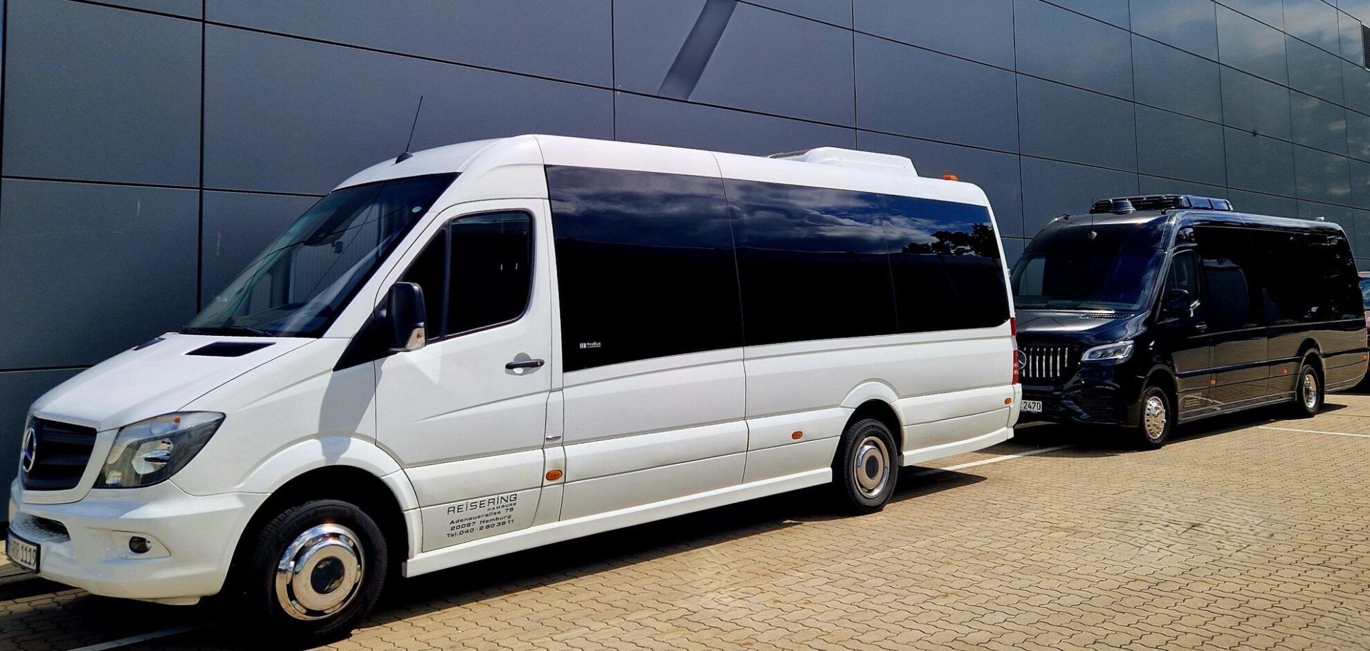 Zwei moderne Mercedes-Benz Sprinter des Reisering Hamburg – ideal für kleine Gruppen, Firmen- und Vereinsausflüge. Komfortabel reisen mit Stil, Klimaanlage und hochwertigen Sitzplätzen.