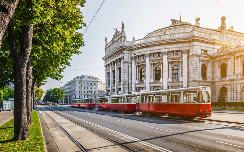 Historische Straßenbahn vor dem Burgtheater in Wien – Sightseeing in Österreichs Hauptstadt