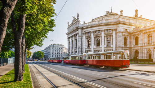 Historische Straßenbahn vor dem Burgtheater in Wien – Sightseeing in Österreichs Hauptstadt