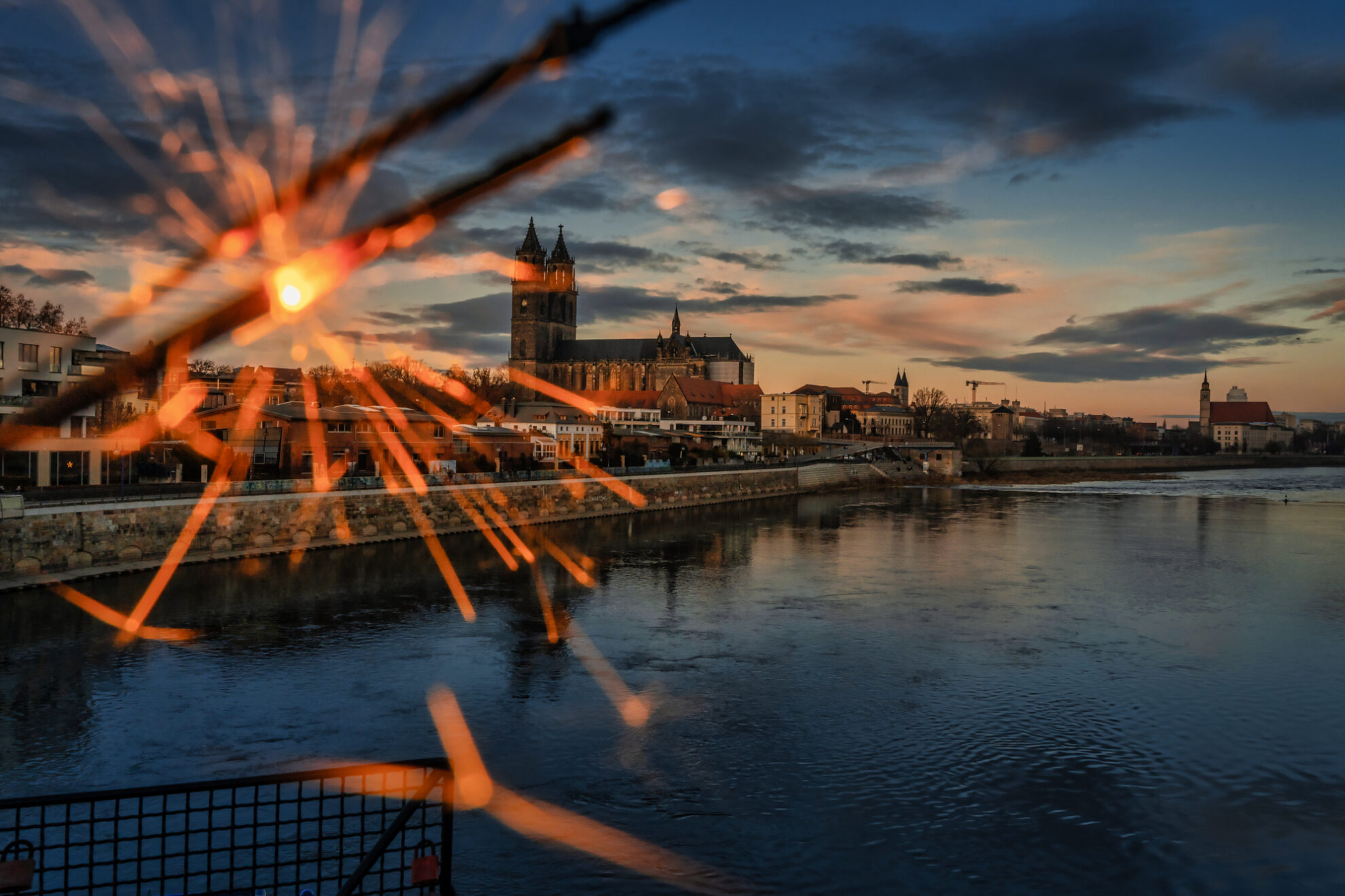 Silvesterstimmung in Magdeburg mit Blick auf den Dom und die Elbe – festlich erleuchtet und ein beliebtes Ziel für Silvester-Busreisen in Deutschland.