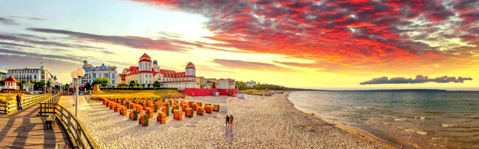Strandpromenade von Binz auf Rügen – Sonnenuntergang über der Ostsee mit Seebrücke, Strandkörben und historischer Bäderarchitektur.