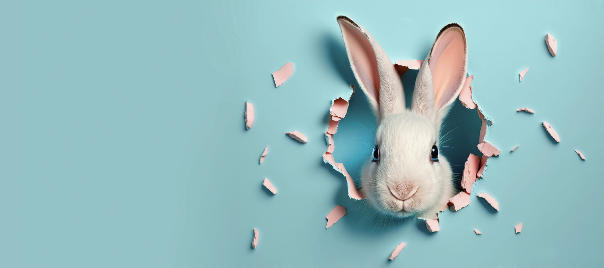 Niedlicher weißer Hase blickt neugierig durch Papierloch auf pastellblauem Hintergrund