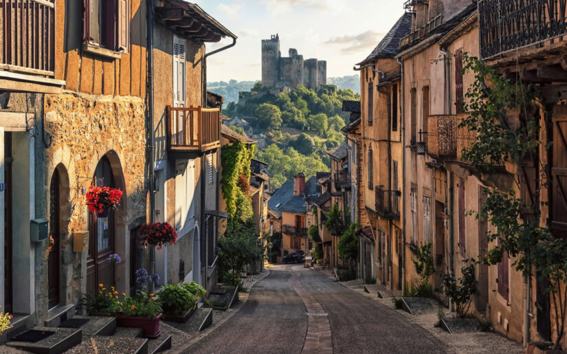 Mittelalterliche Gasse in Najac, Frankreich, mit Blick auf die Burg
