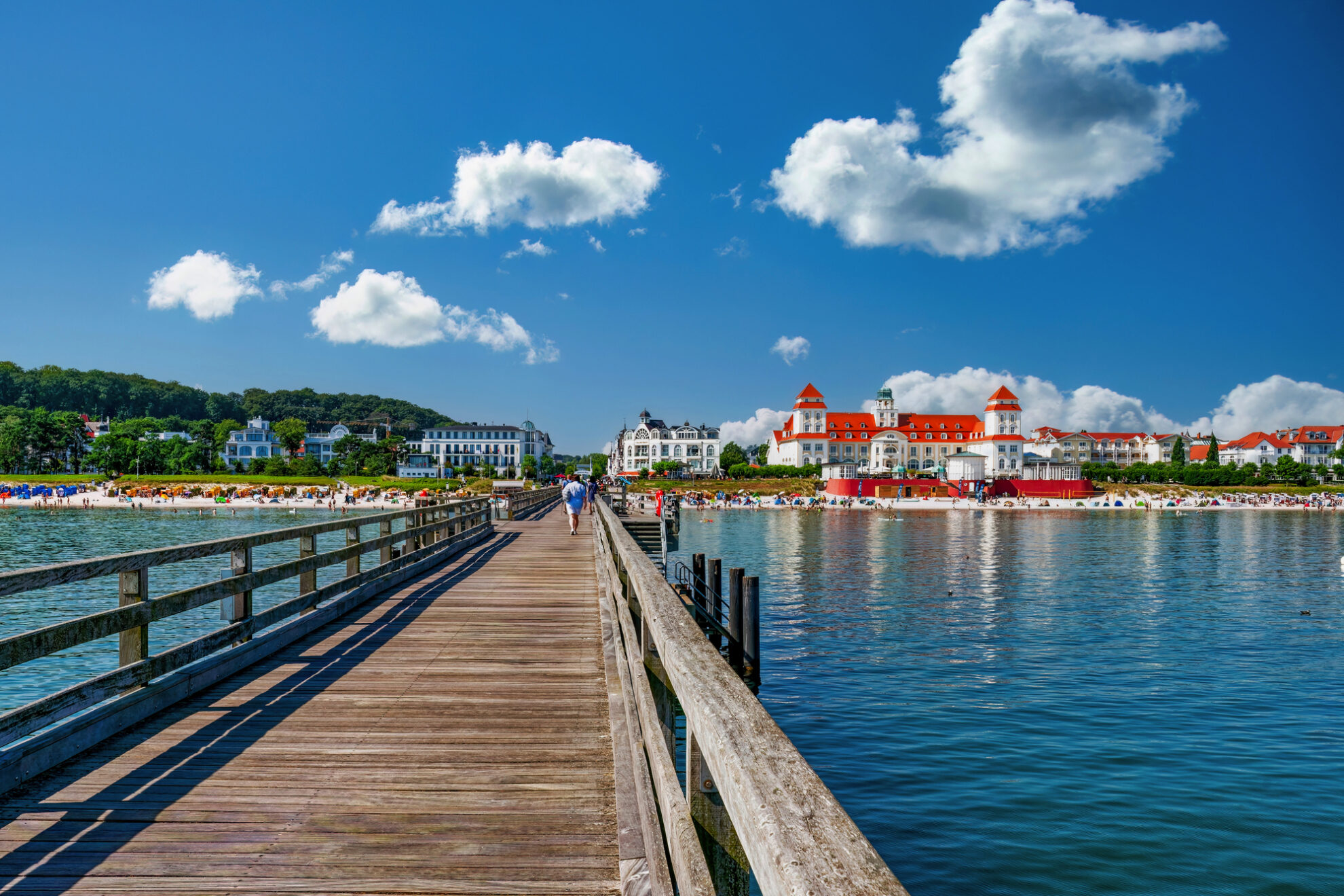 Seebrücke Binz auf Rügen mit Blick auf die Bäderarchitektur und das Kurhaus am feinsandigen Ostseestrand