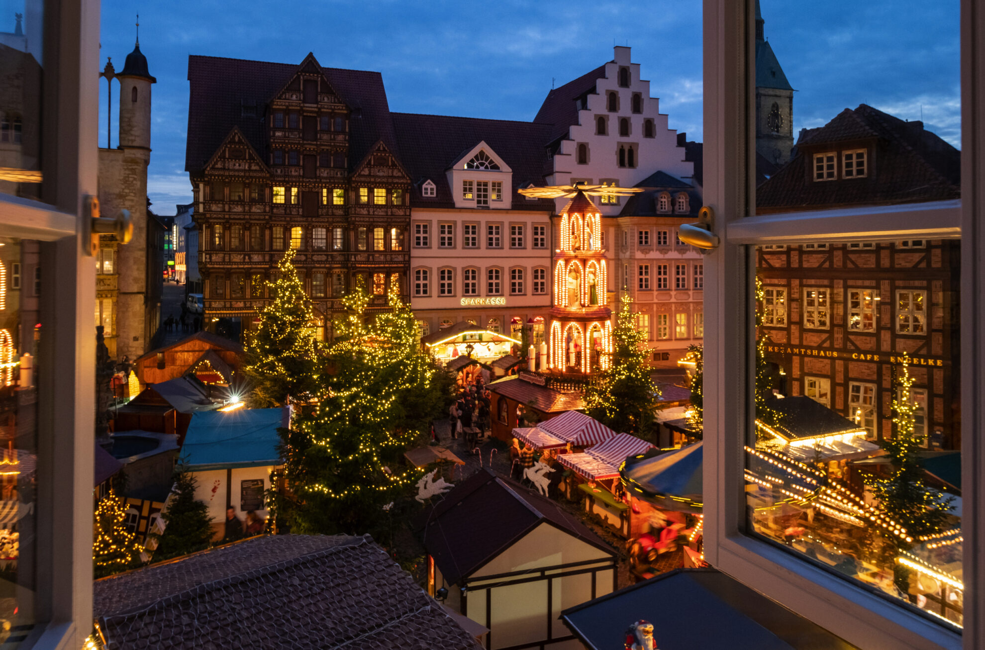 Stimmungsvoller Weihnachtsmarkt in historischer Altstadt – festliche Adventsreisen in Deutschland erleben