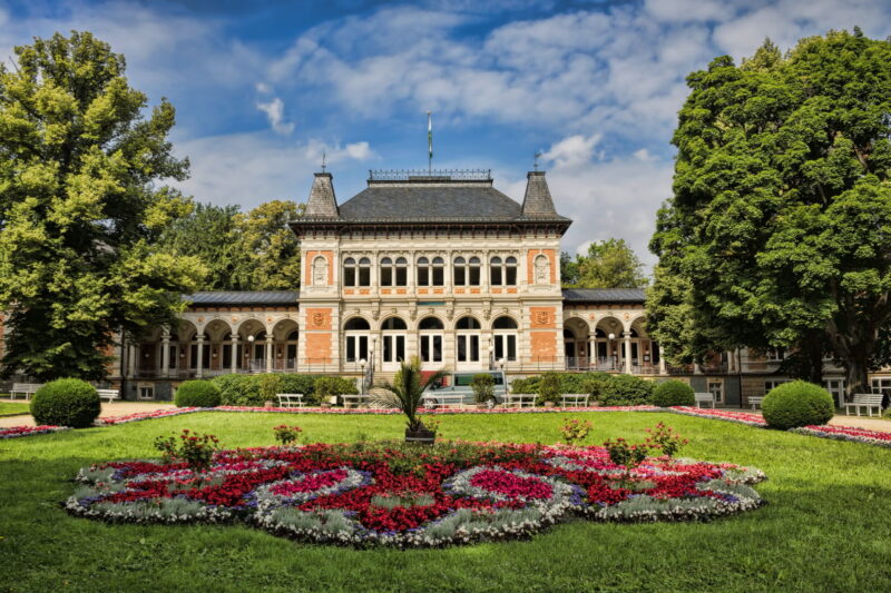 Kurhaus im Kurpark von Bad Elster – historische Architektur und blühende Gartenanlage in Sachsen.