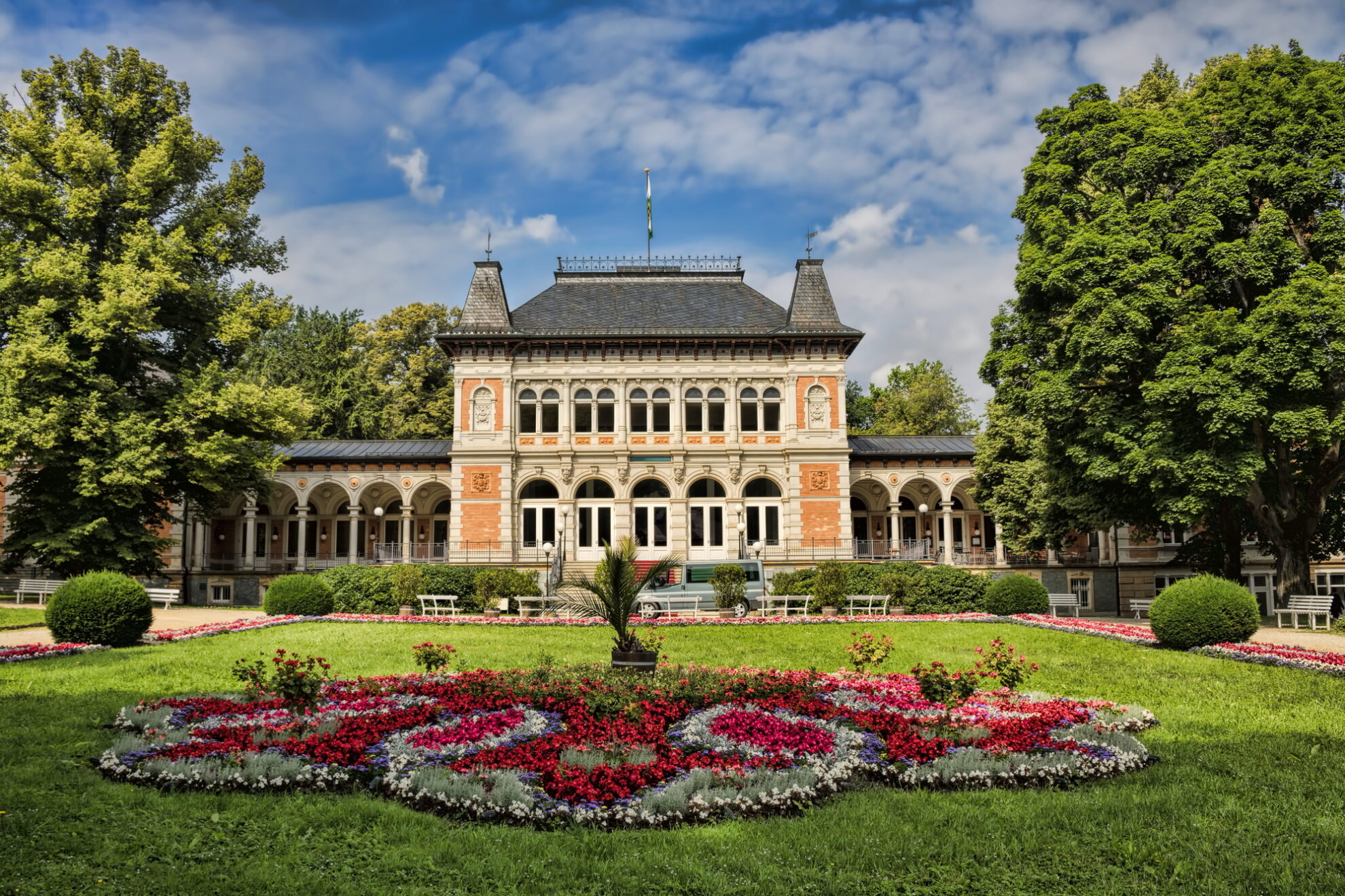 Kurhaus im Kurpark von Bad Elster – historische Architektur und blühende Gartenanlage in Sachsen.