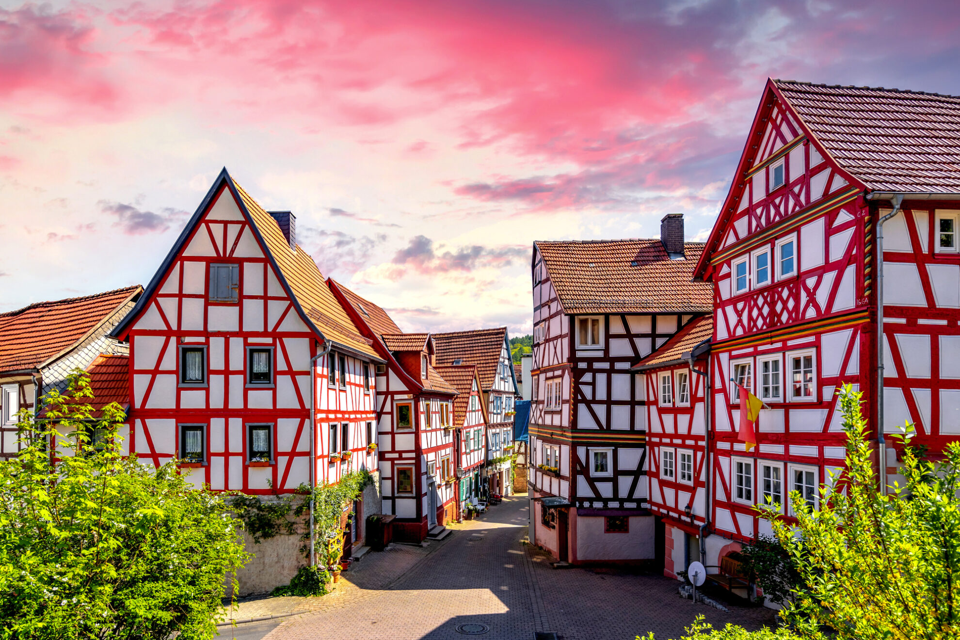 Malerische Fachwerkhäuser in einer historischen Altstadt – typisch für romantische Busreisen durch Deutschland