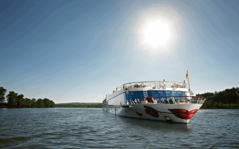 A-ROSA Flussschiff auf der Donau – Sonnendeck mit Panoramablick und entspanntem Kreuzfahrterlebnis.