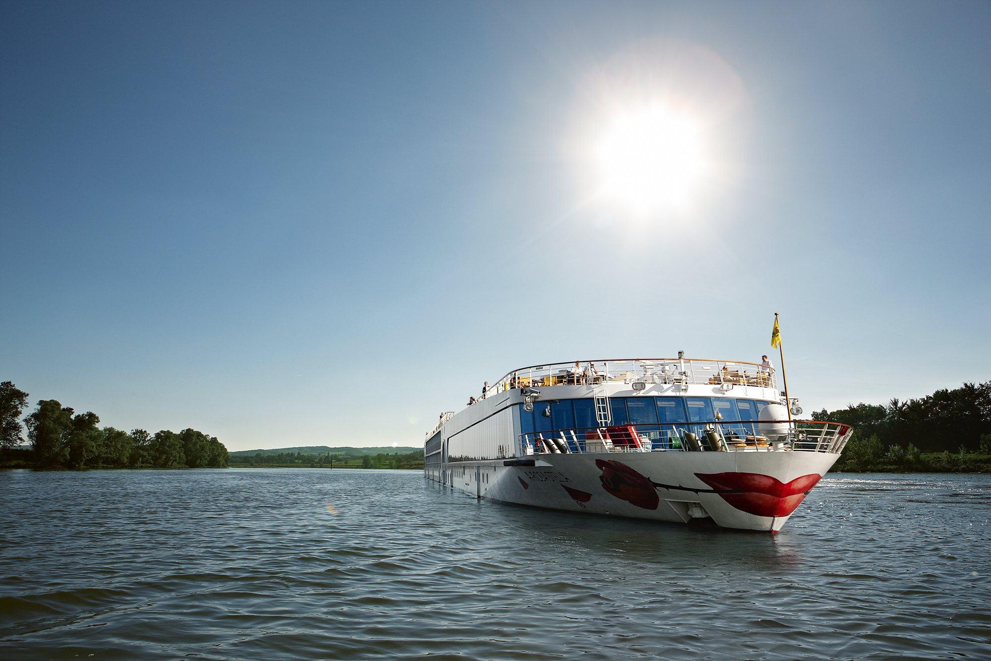 Flusschiff auf der Donau A-ROSA Flussschiff auf der Donau – Sonnendeck mit Panoramablick und entspanntem Kreuzfahrterlebnis.