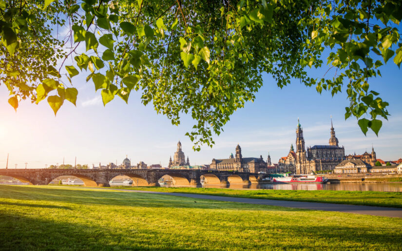 Blick auf die Altstadt von Dresden mit Frauenkirche und Elbe – Kulturstadt in Sachsen