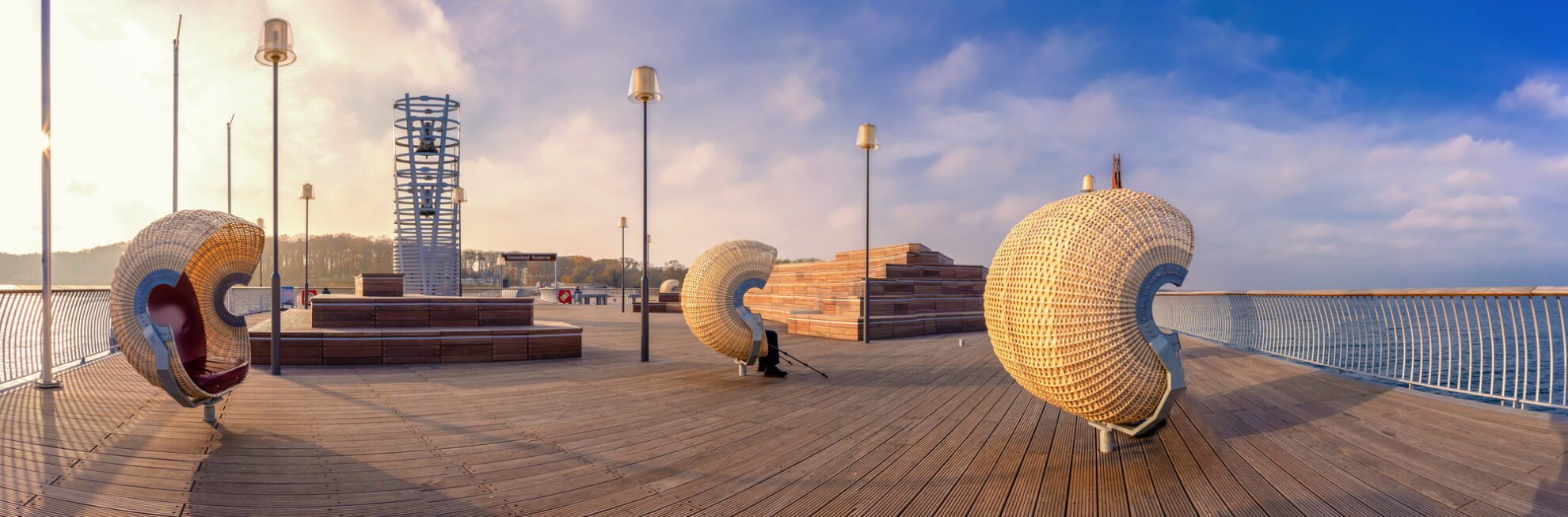 Seebrücke Ostseebad Koserow mit modernen Muschel-Sitzkörben und Blick auf die Ostsee