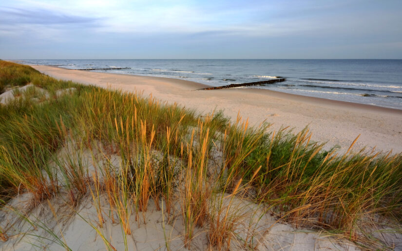 Strand von Kolberg in Polen – feiner Sand, Dünenlandschaft und Blick auf die Ostsee.