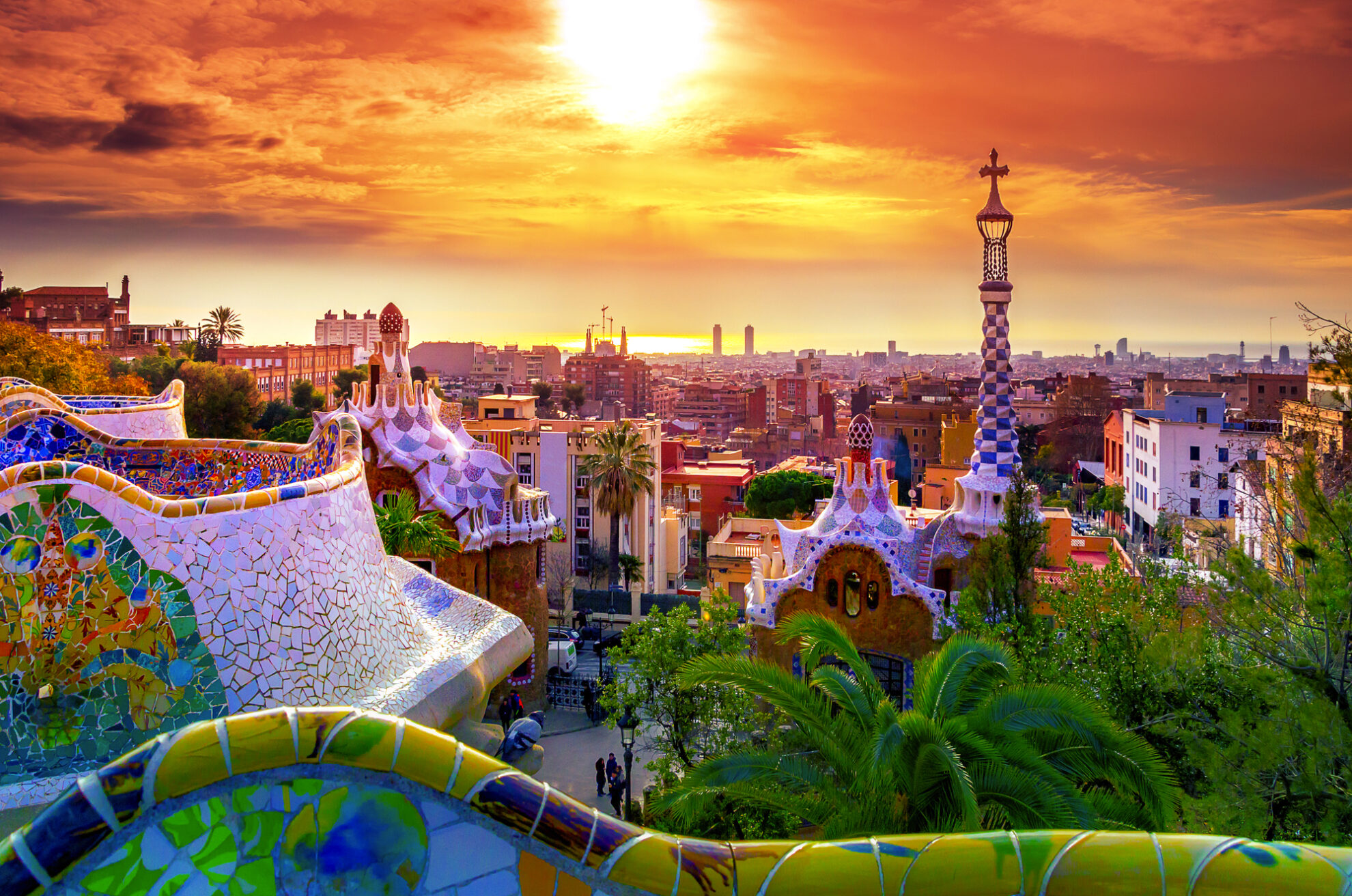 Sonnenuntergang über dem Park Güell in Barcelona mit Blick auf die Stadt