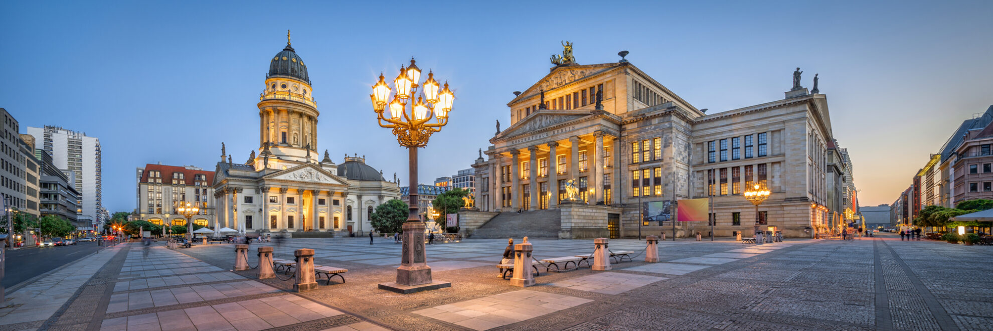 Gendarmenmarkt in Berlin mit Konzerthaus und Deutschem Dom – historisches Stadtzentrum bei Abendlicht