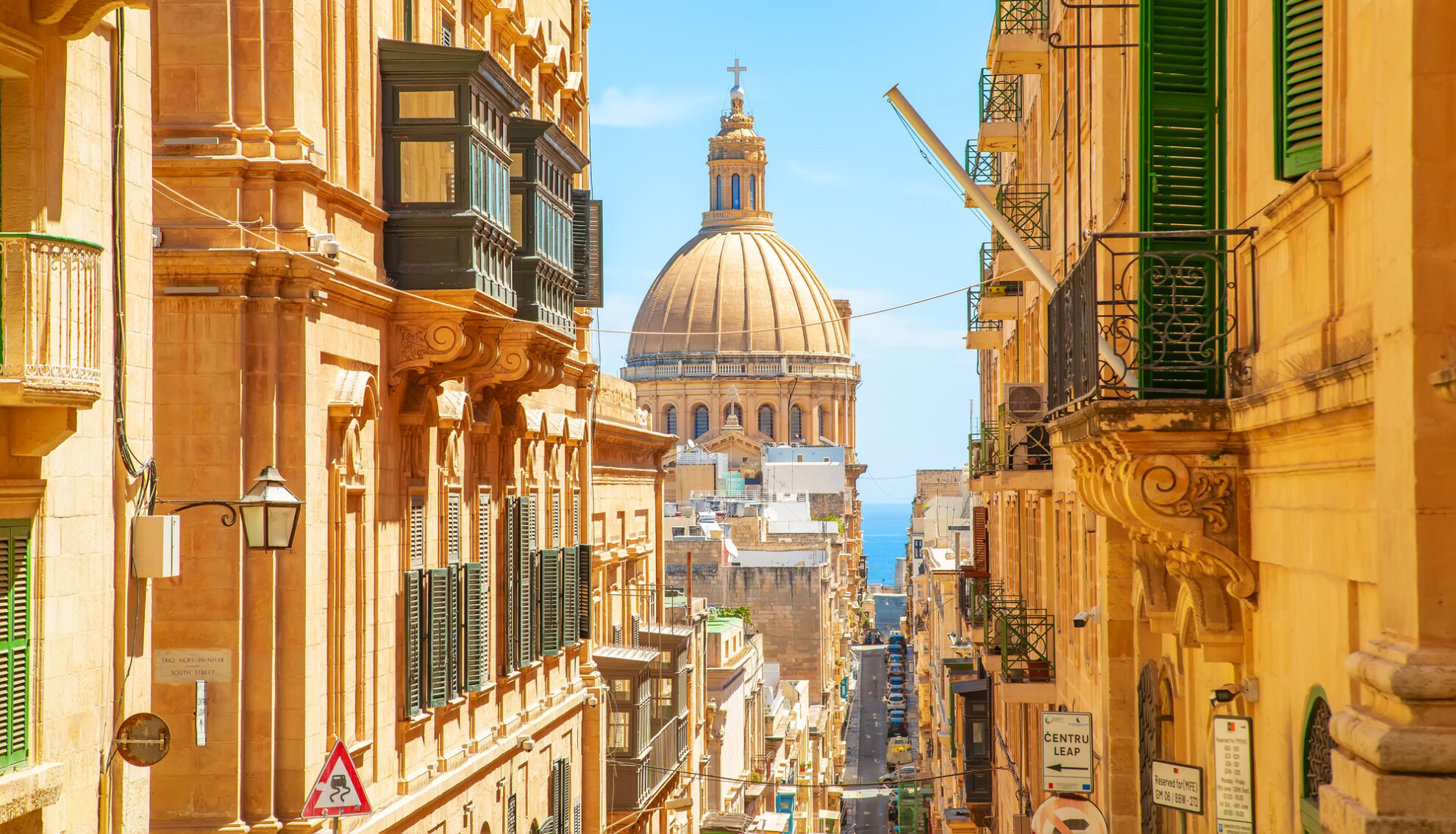 Blick auf die Kuppel der Basilika Our Lady of Mount Carmel in Valletta, Malta. Die historischen Sandstein-Gassen der Altstadt und der Blick auf das Mittelmeer machen die Hauptstadt zu einem einzigartigen Reiseziel im Mittelmeerraum.