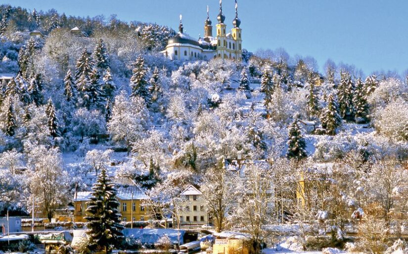Wallfahrtskirche Käppele in Würzburg – barocke Kirche im Winterkleid mit verschneitem Panorama