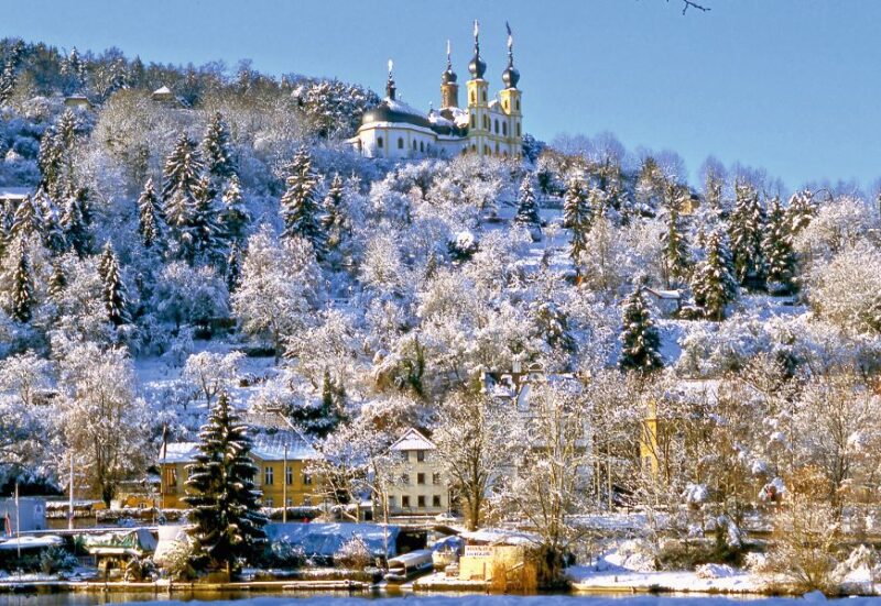 Wallfahrtskirche Käppele in Würzburg – barocke Kirche im Winterkleid mit verschneitem Panorama