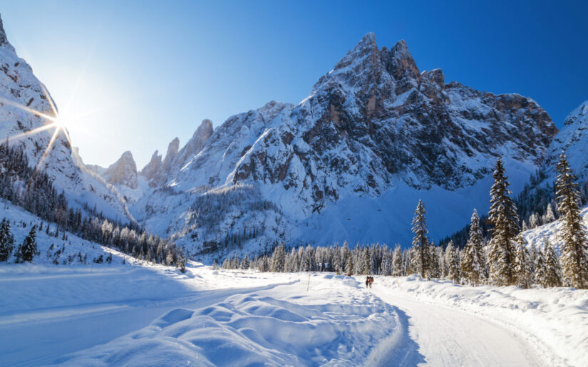 Winterzauber in den Dolomiten – verschneite Gipfel, Sonnenschein und traumhafte Bergkulisse