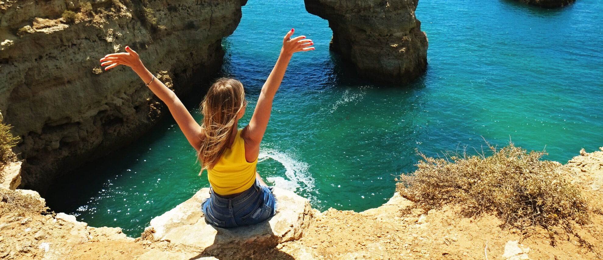 Felsbogen an der Algarve in Portugal – beeindruckende Küstenlandschaft mit türkisblauem Meer.