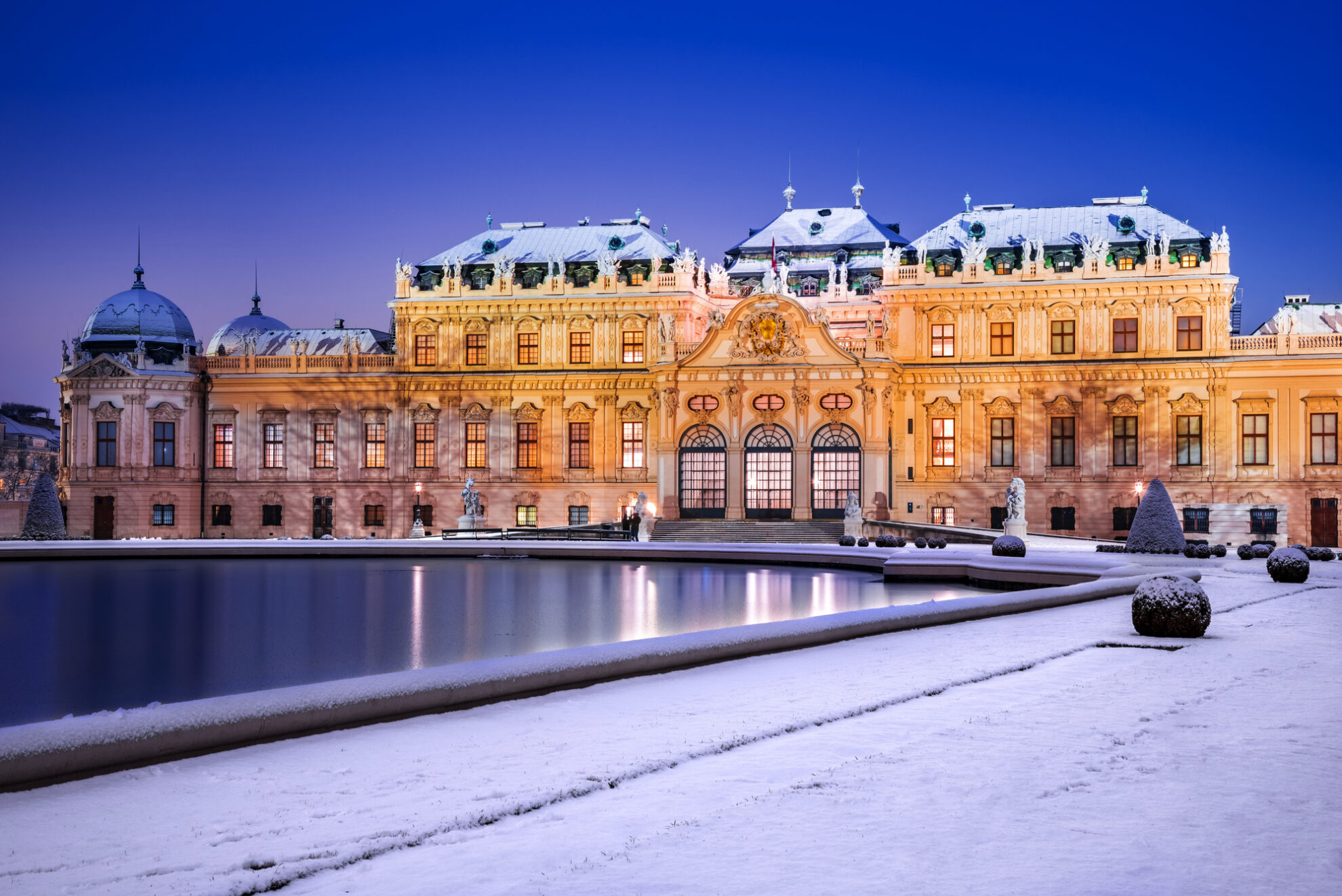 Schloss Belvedere in Wien – barockes Prunkbauwerk im Winter mit verschneiter Parkanlage.