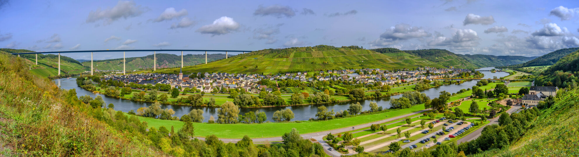 Panoramablick auf die Mosel mit Weinbergen, Winzerdorf und der Hochmoselbrücke bei Zeltingen-Rachtig