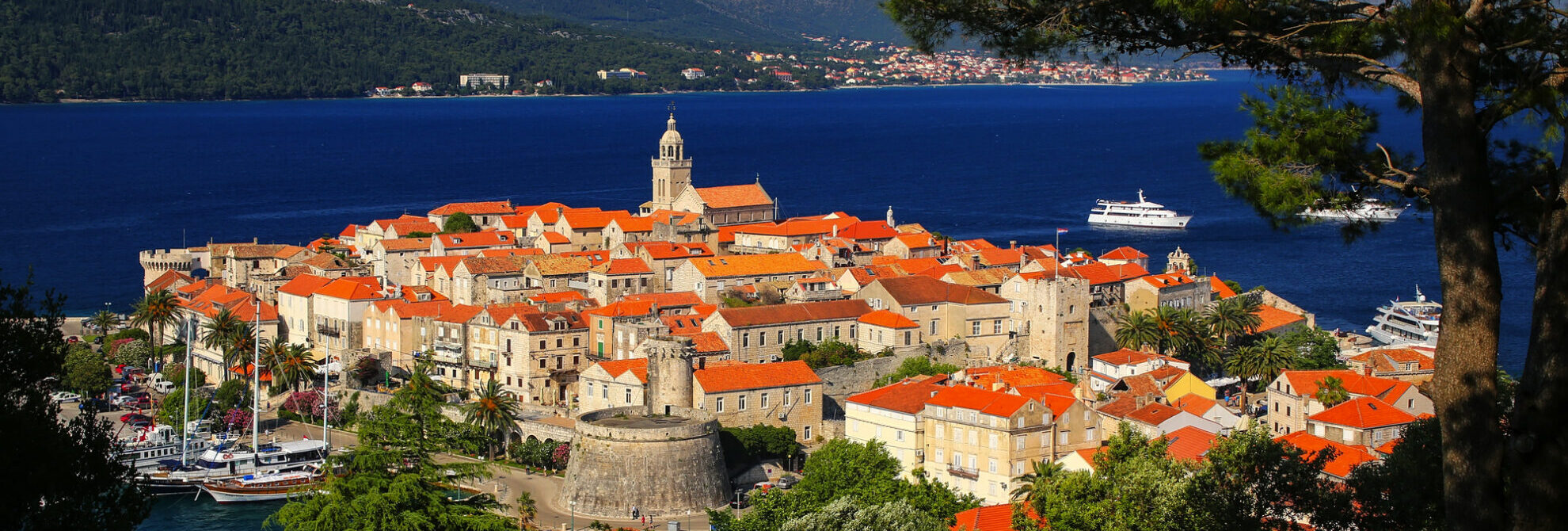 Mittelalterliche Altstadt von Korčula in Kroatien – historische Stadtmauer, rote Dächer und Blick auf die Adria.
