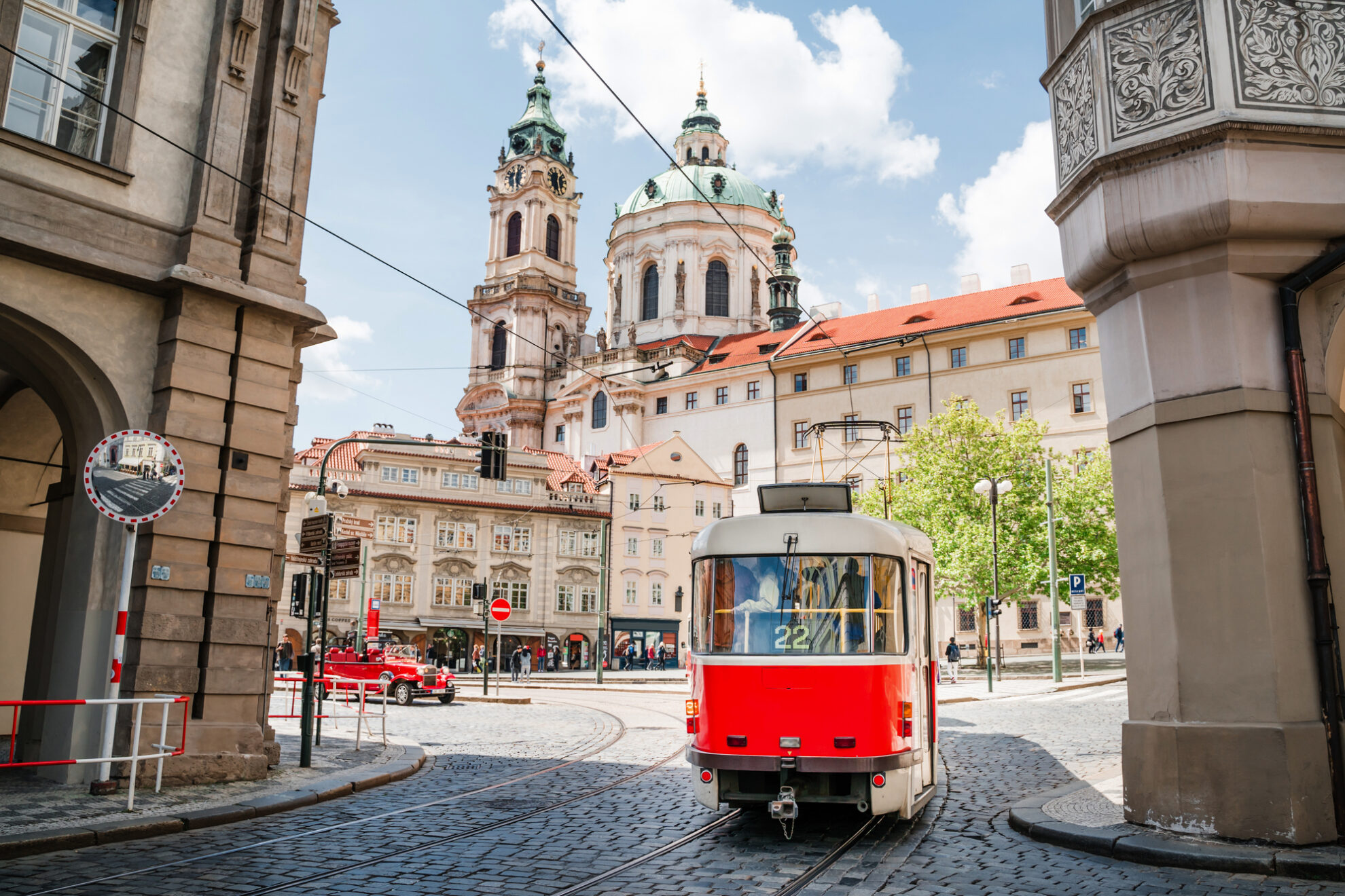 Historische Straßenbahn in der Altstadt von Prag, Tschechien