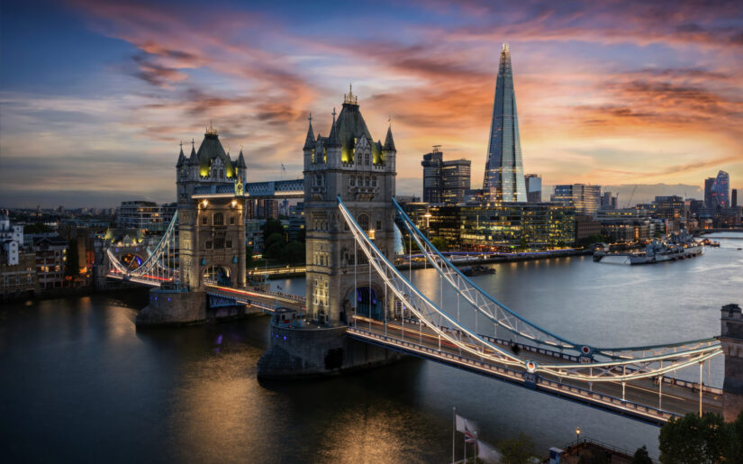 Tower Bridge in London bei Sonnenuntergang mit Blick auf The Shard