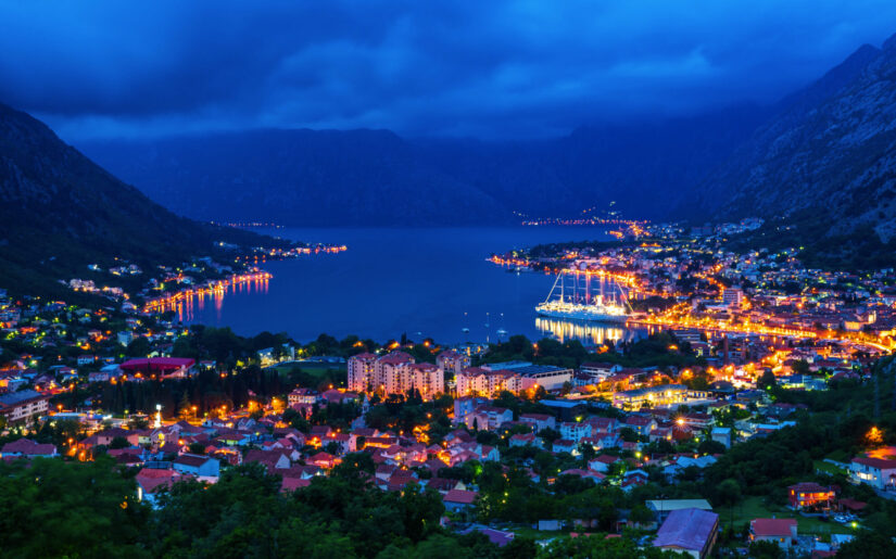 Abendpanorama der Bucht von Kotor in Montenegro mit beleuchteter Altstadt.