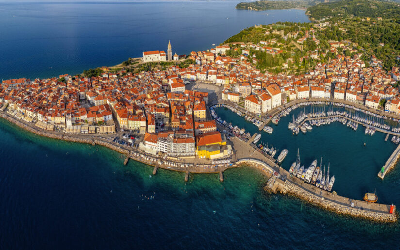 Luftaufnahme der Altstadt von Piran an der Adriaküste in Slowenien