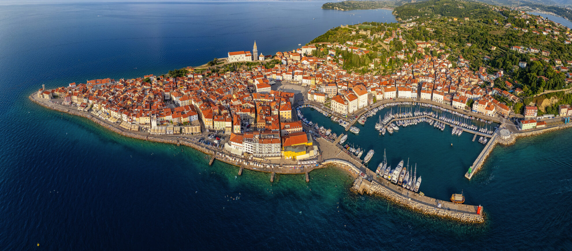 Luftaufnahme der Altstadt von Piran an der Adriaküste in Slowenien