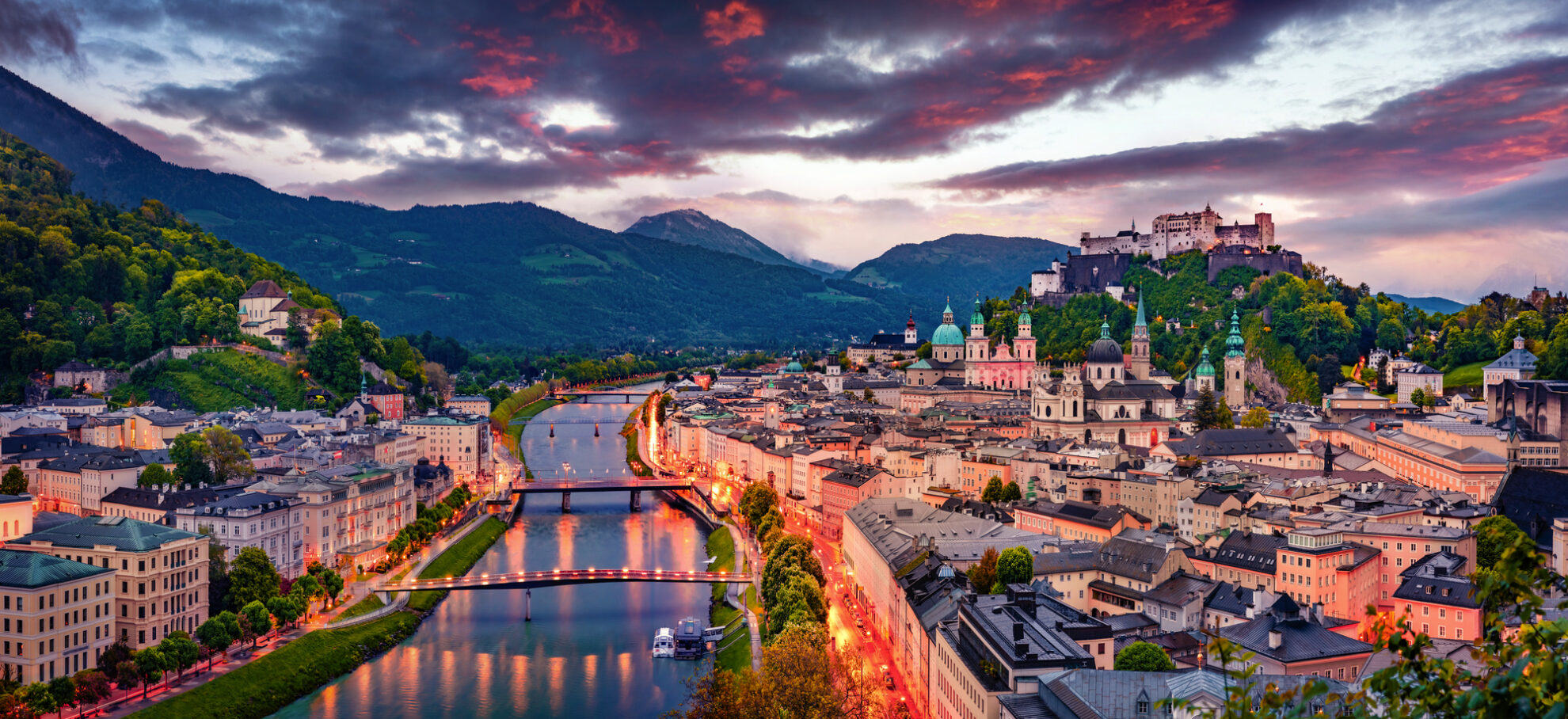 Panoramablick auf Salzburg, Österreich, mit Festung Hohensalzburg bei Sonnenuntergang.