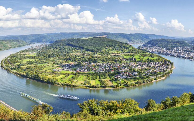Atemberaubender Blick auf die Rheinschleife bei Boppard mit Weinbergen und vorbeifahrendem Kreuzfahrtschiff