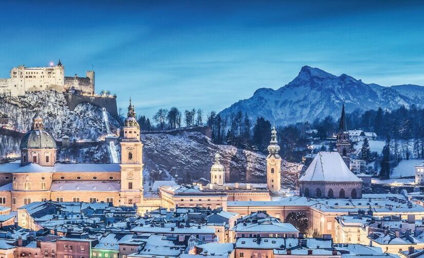 Winterliche Panoramaansicht von Salzburg mit der Festung Hohensalzburg vor der Alpenkulisse