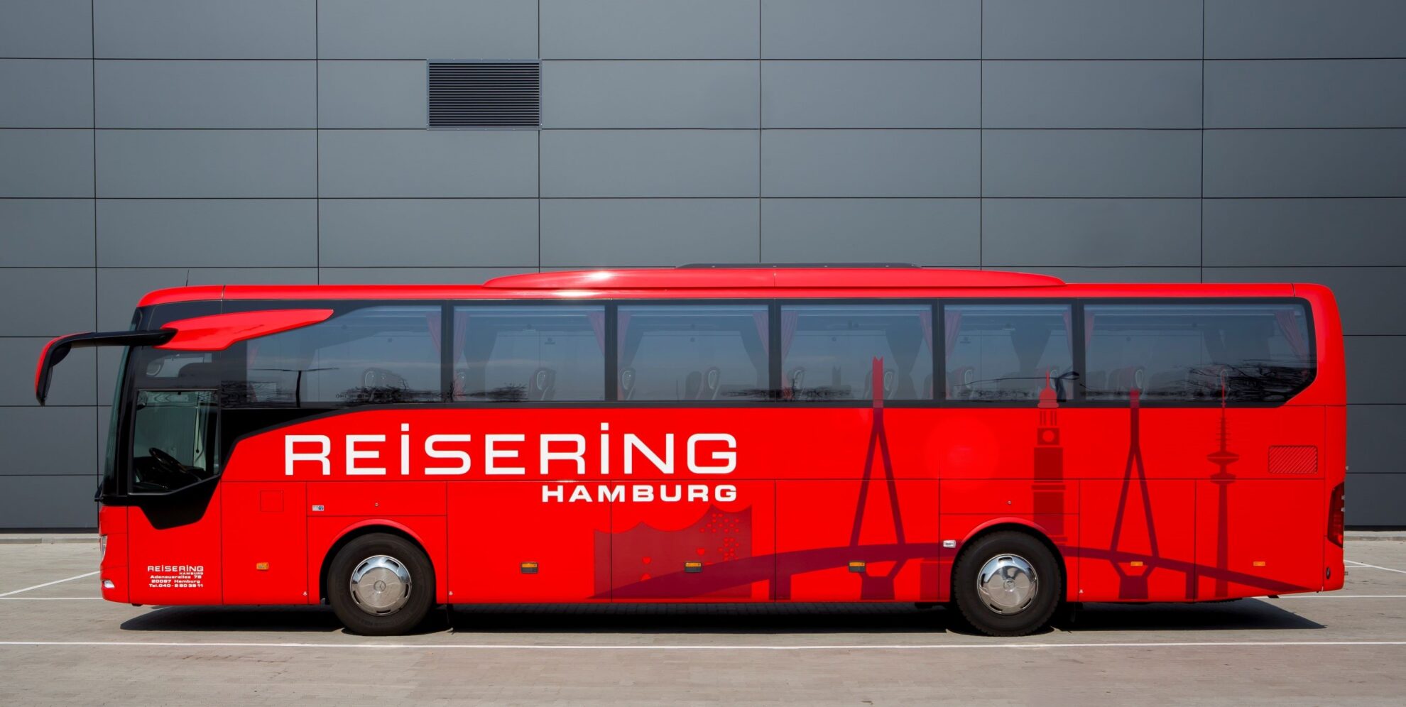 Moderner 4-Sterne-Reisebus vom Reisering Hamburg – komfortabel unterwegs mit viel Platz, Beinfreiheit und stilvollem Design in klassischem Rot. Ideal für Tages- und Mehrtagesreisen ab Hamburg.