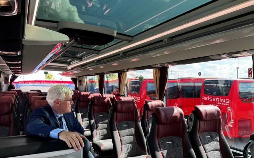 Blick ins Innere eines 5-Sterne-Reisebusses vom Reisering Hamburg – luxuriöse Sitze, Panoramaglasdach und stilvolles Ambiente für erstklassigen Reisekomfort ab Hamburg.