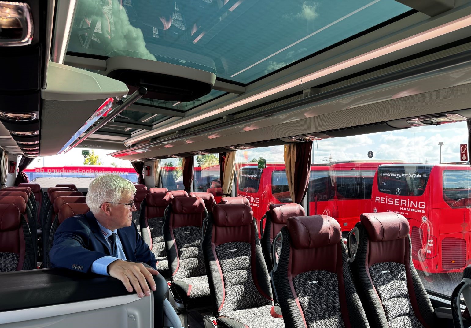 Blick ins Innere eines 5-Sterne-Reisebusses vom Reisering Hamburg – luxuriöse Sitze, Panoramaglasdach und stilvolles Ambiente für erstklassigen Reisekomfort ab Hamburg.