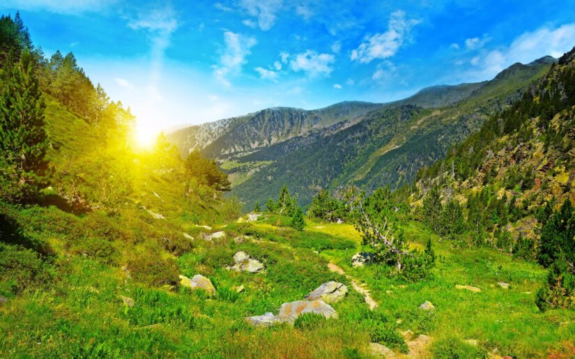 Sonniger Morgen in den Pyrenäen – grüne Berglandschaft mit Panoramablick und unberührter Natur.