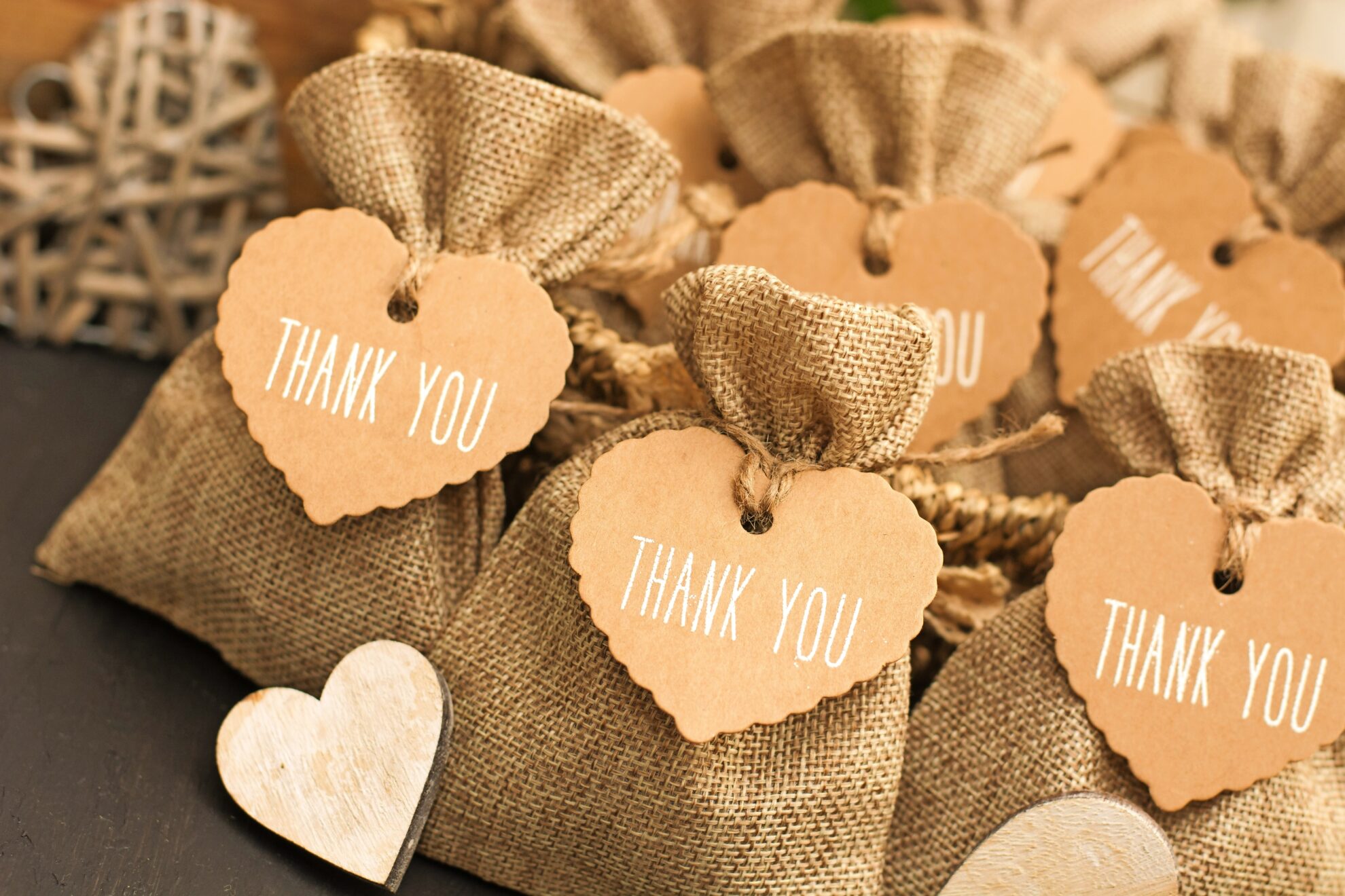 Rustikale Gastgeschenke mit Jutesäckchen und Herzanhänger – kreative Geschenkideen mit Thank-You-Label für Hochzeit, Party oder Event.