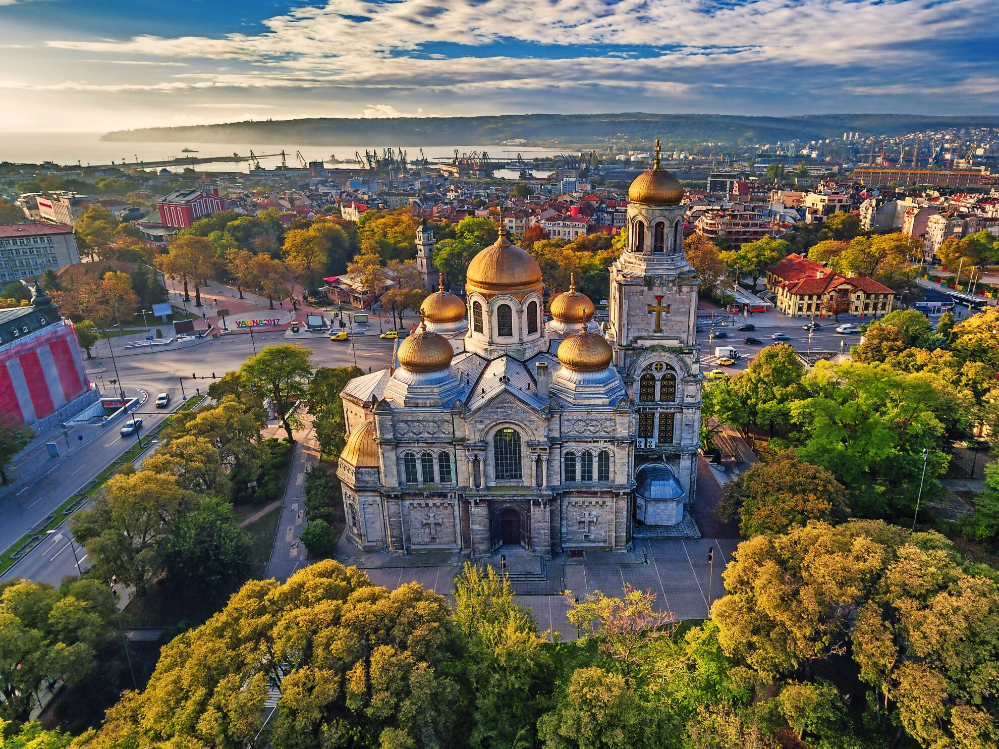 Die Kathedrale der Himmelfahrt in Varna mit ihren goldenen Kuppeln ist das Wahrzeichen der bulgarischen Hafenstadt am Schwarzen Meer. Sie verbindet orthodoxe Architektur, Geschichte und Kultur – ein Highlight jeder Bulgarien-Reise.