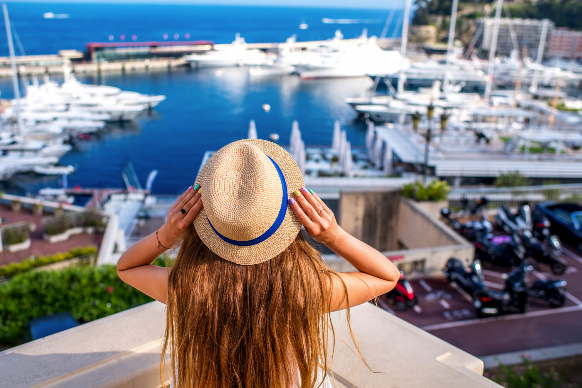 Sommerurlaub an der Côte d’Azur – Blick auf den Hafen von Monaco mit luxuriösen Yachten