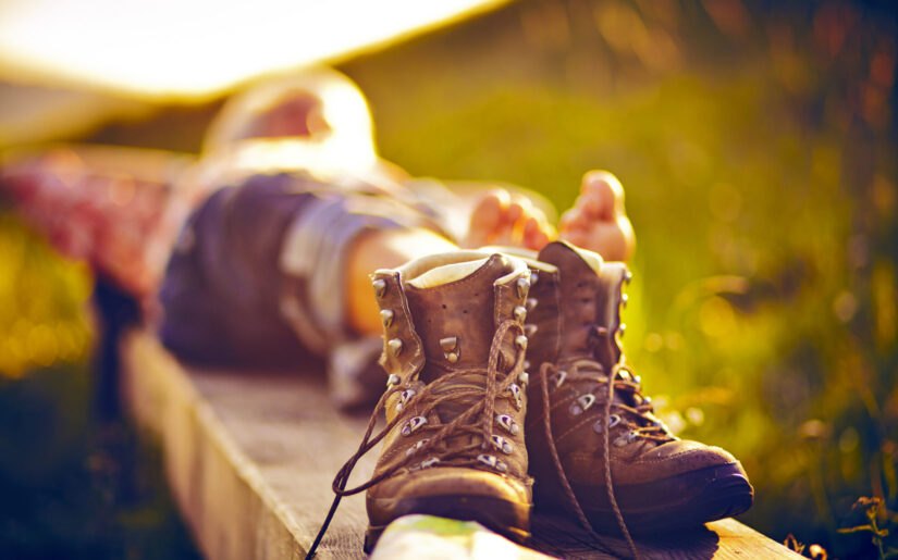 Wanderschuhe aus – Entspannung nach einem aktiven Tag in der Natur genießen